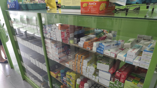 Obat-obatan yang dijual di salah satu apotek di Jakarta Selatan, Sabtu (3/5/2025). Foto: Alya Zahra/kumparan 