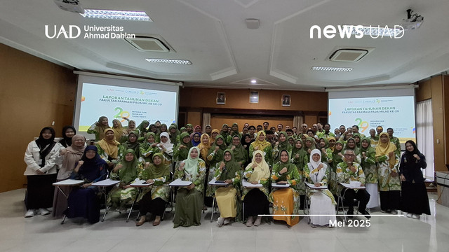 Foto Bersama Pidato Milad Fakultas Farmasi Universitas Ahmad Dahlan (UAD) (Foto Farmasi UAD)