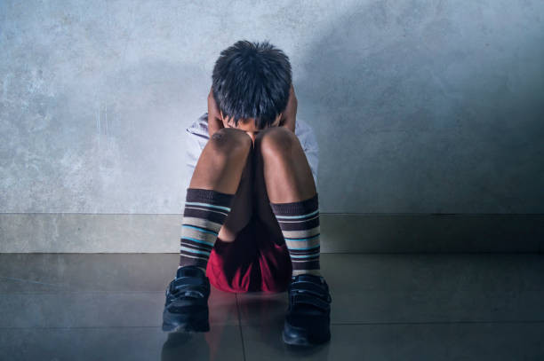 (Sumber:https://www.istockphoto.com/id/foto/gaya-hidup-dramatis-korban-bullying-potret-anak-muda-sedih-dan-takut-hispanik-7-10-gm1033310462-276723058)