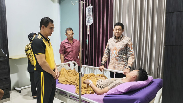 Kapolda Jateng Jenguk Brigadir Eka, Anggota Polda yang Disandera Kelompok Anarko Saat Aksi Demo. Foto: Dok. Polda Jateng
