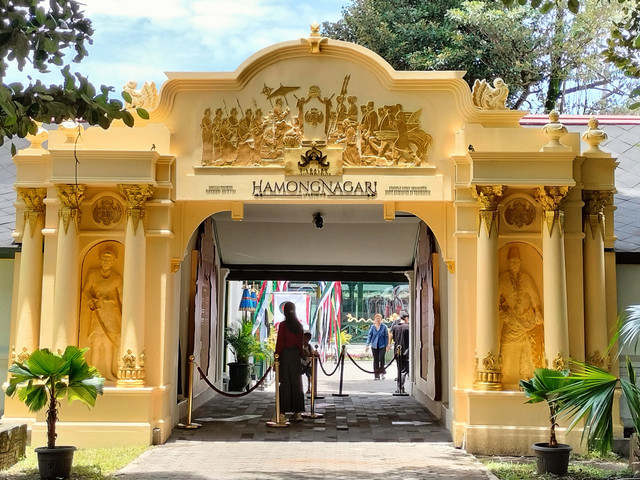 Sumber: Dokumentasi Pribadi (pintu masuk pameran Hamong Nagari: Aparatur Nagari Yogyakarta).