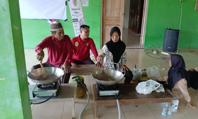 Dosen Farmasi UMY Ajak Warga Padukuhan Kalidadap Berdaya Lewat Toga