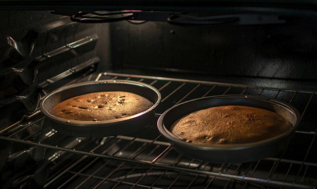 Ilustrasi Cara Memanggang Bolu Gulung Pakai Oven Tangkring untuk Pemula, Unsplash/Gabriel Tovar