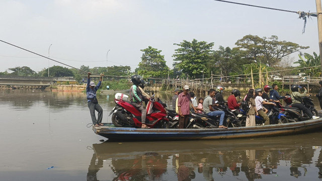 Transportasi perahu eretan untuk menyeberang Kali Cagak yang ada di kawasan Penjaringan, Jakarta Utara, Sabtu (3/5/2025). Foto: Thomas Bosco/kumparan