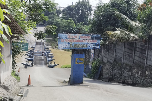 Menjajal sensasi melintasi jembatan perahu di Desa Anggadita, Kecamatan Klari, Karawang. Foto: kumparan