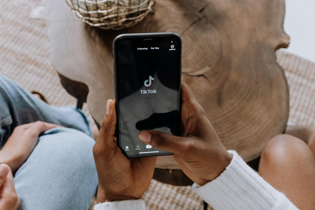 Ilustrasi cara kerja affiliate TikTok. Foto: Pexels.com/cottonbro studio