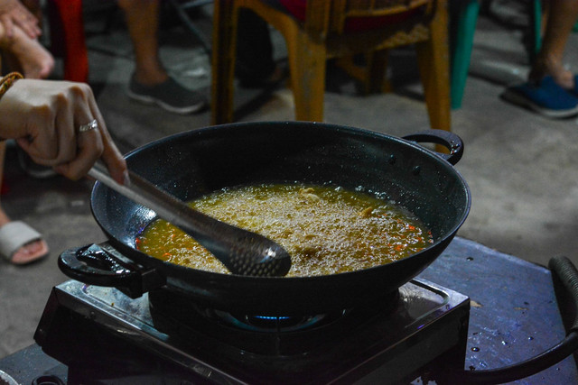 Ilustrasi Tips Menggoreng Kerupuk agar Mekar dan Tidak Gosong, Foto:Unsplash/Rogerio Lau