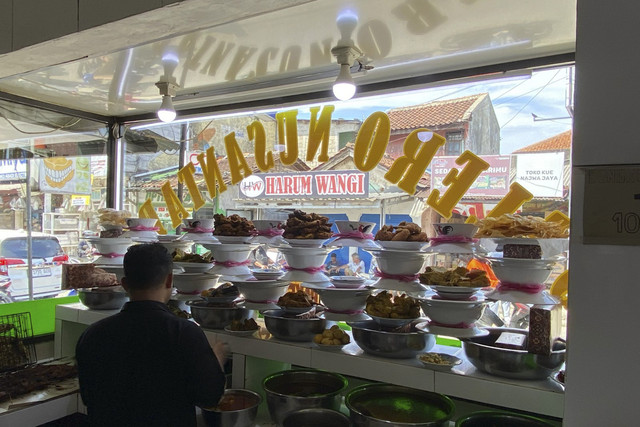 Warung Nasi Padang di Kawasan Stasiun Citayam, Sabtu (3/5/2025). Foto: Muhammad Fhandra Hardiyon/kumparan