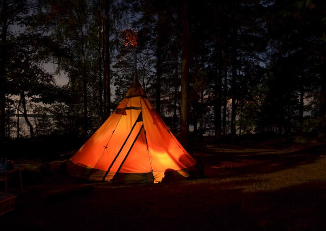 Melcosh Glam Camp. Foto hanyalah ilustrasi bukan tempat sebenarnya. Sumber: Unsplash/Chris Schog