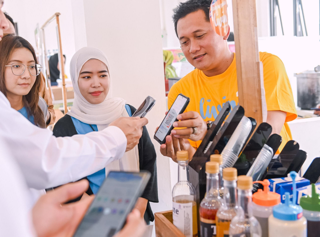 Pembayaran digital menggunakan Livin’ by Mandiri. Foto: Dok. Bank Mandiri