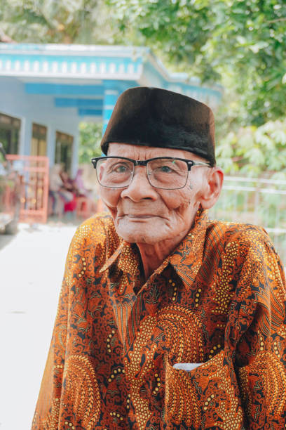 potret guru paruh baya yang masih aktif mengajar, source : pixabay