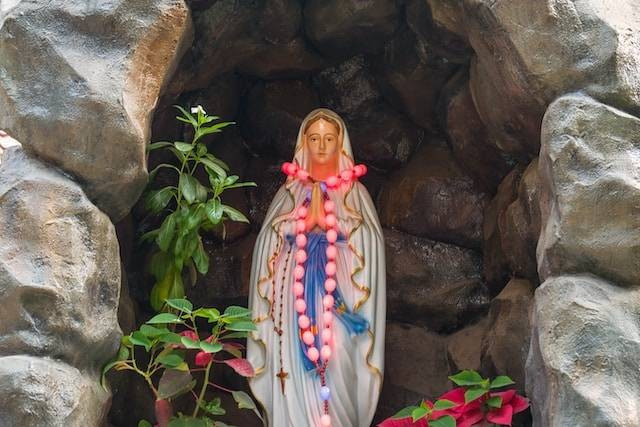 Sejarah Gua Maria Kuningan. Foto hanyalah ilustrasi, bukan tempat yang sebenarnya. Sumber: Unsplash/Sonika Agarwal