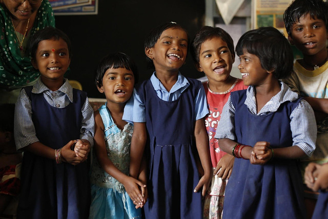 (sumber : https://pixabay.com/id/photos/anak-anak-india-pendidikan-kelas-876543/)