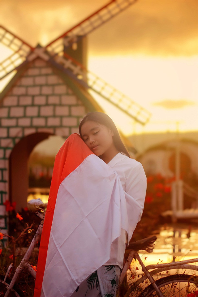 (Sumber Gambar:https://pixabay.com/id/photos/wanita-model-bendera-kincir-angin-7386373/)