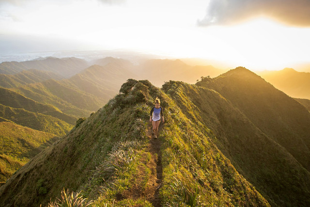 Cara ke basecamp Lawu via Cemoro Sewu. Foto hanya ilustrasi, bukan tempat sebenarnya. Sumber: Unsplash/Kalen Emsley
