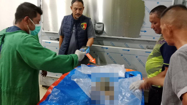 Mayat bayi berjenis kelamin perempuan yang ditemukan warga dibawa ke rumah sakit RSUD Agoesdjam Ketapang untuk divisum. Foto: Dok. Istimewa