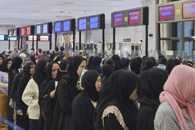 Sebanyak 152 Warga Negara Indonesia (WNI) overstayer yang dideportasi dari Rutan Detensi Imigrasi (Tarhil) Syumaisi, Makkah, Arab Saudi, telah tiba di Tanah Air, Kamis (1/5/2025). Foto: Dok. Kemlu RI