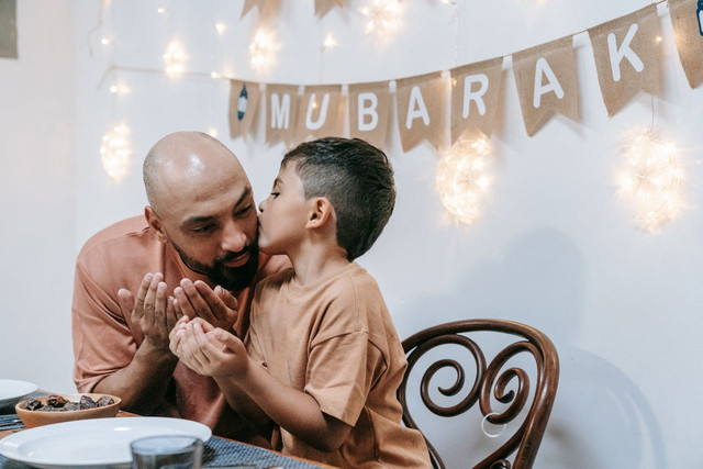 Ilustrasi kata bijak mendidik anak islami. Foto: Pexels/Timur Weber