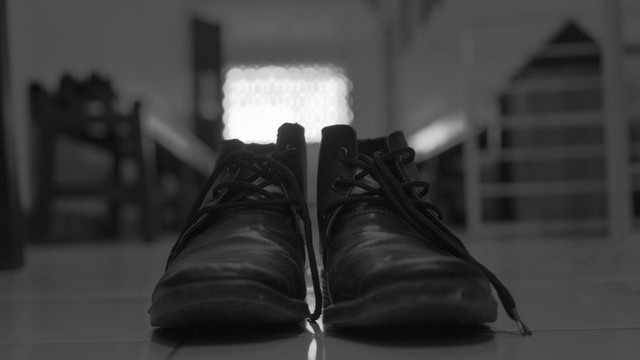 Ilustrasi Rekomendasi Sepatu Full Black Pria. Sumber Unsplash Achmad Faiz
