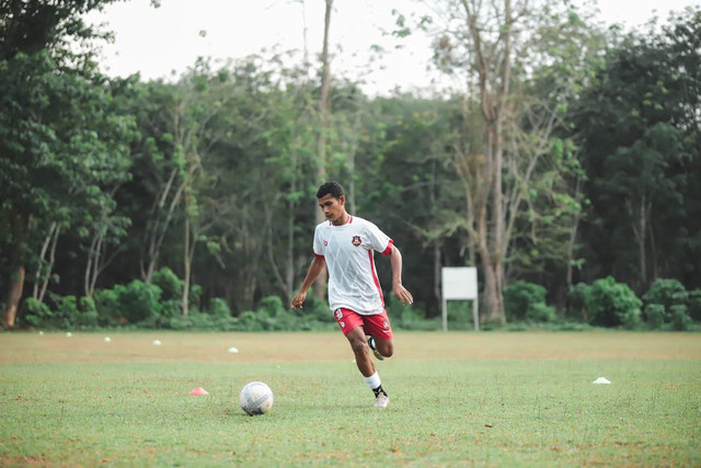 Ilustrasi Semen Padang VS Madura United tayang di TV mana. Sumber : Pixabay/Byrle
