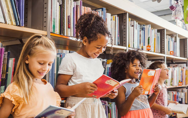 Anak-anak sedang membaca buku di perpustakaan (sumber:https://pixabay.com/id)