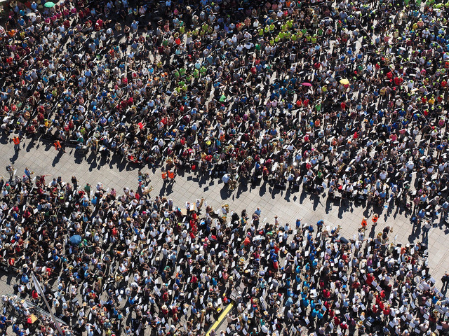 Sumber : https://pixabay.com/photos/people-crowds-collection-group-ulm-592734/