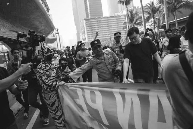 Tindakan Represif Polri terhadap Aksi Massa. Sumber foto: Dokumentasi Pribadi