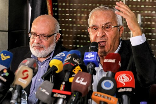 Talal Naji (sebelah kanan), pemimpin faksi Nasionalis-Palestina dari organisasi PFLP-GC. Foto: Louai Beshara / AFP