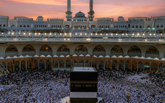 Jadwal Keberangkatan Haji 2025 Jawa Timur. Foto adalah suasana Masjidil Haram. Sumber: pexels.com/SULTAN ALHUTHALI