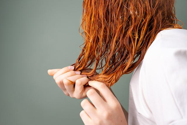 Ilustrasi shampo non SLS untuk rambut berminyak. Sumber: Beyzanur K./pexels