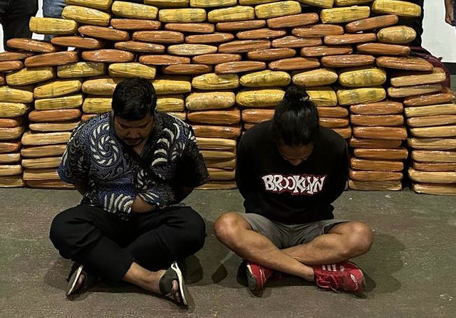 2 orang pelaku, yakni ELS (37) dan RM (47) ditangkap Polra Metro Jaya karena berupaya menyelundupkan 143 kilogram ganja dari Sumatera Utara ke Jawa Barat dan Jakarta. Foto: Dok. Istimewa