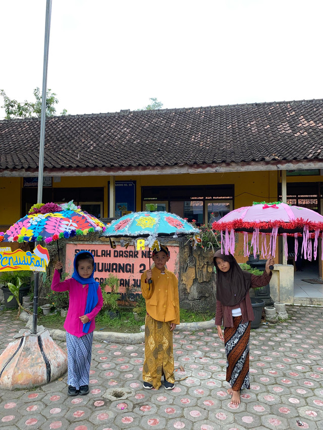 Sumber: Dok. Pribadi – Foto oleh Doa Rintan Desta Permata Hati diambil langsung dengan kamera pribadi. Siswa-siswa ini memperingati Hardiknas SDN 2 Juwangi