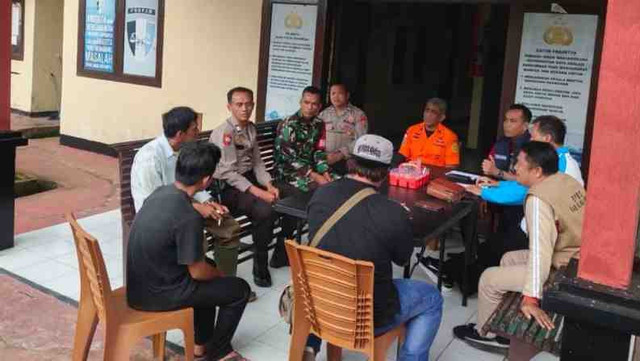 Rapat koordinasi yang digelar Polsek Bermani Ulu guna mencari tiga warga Desa Pal VII, Kecamatan Bermani Ulu Raya yang diduga hilang di dalam kawasan TNKS wilayah itu, Sabtu (3/5/2025). Foto: ANTARA/HO-Polres Rejang Lebong