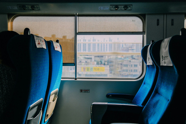 Apakah di gerbong kereta ada mushola? Foto hanya ilustrasi. Sumber: Unsplash/Chan Young Lee