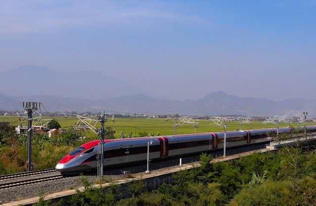 Foto kereta Whoosh. Gerbong Whoosh paling depan nomor berapa. Sumber: Unsplash/Usiswantoro