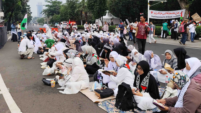 Sejumlah massa yang bergabung dalam Majelis Taklim Jakarta menggelar aksi damai Palestina di depan Kedubes AS, Jakarta Pusat, Minggu (4/5). Foto: Alya Zahra/kumparan