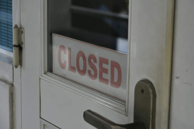 Pintu tertutup — Foto oleh Ai Nhan di Unsplash