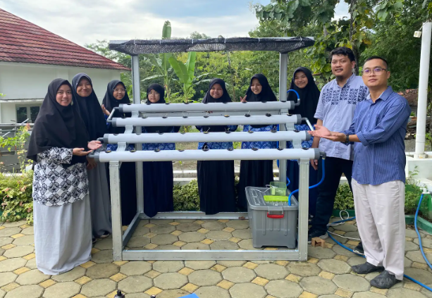 Edukasi Inovatif: Dosen UMY Dorong Santri Melek Ekologi Lewat Hidroponik