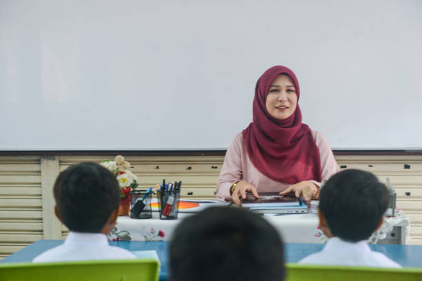 "Seorang guru mengajar dengan penuh semangat di kelas sekolah dasar". (Foto: Zuraisham Salleh/iStock), Sumber gambar: iStock