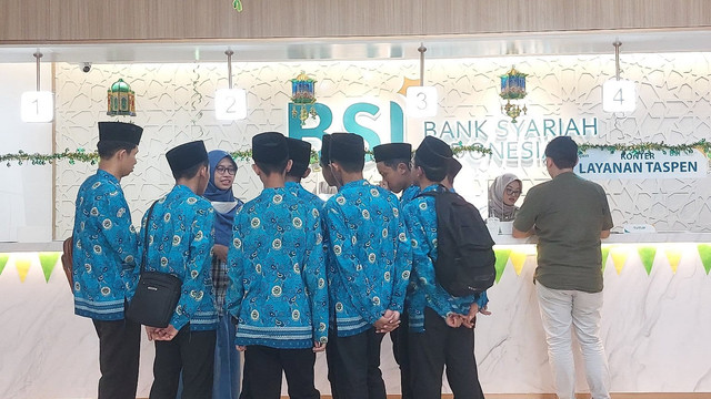 Siswa SMA sedang menerima penjelasan di Bank Syariah Indonesia | Sumber : Author