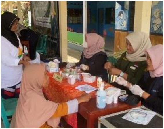 Cegah Hipertensi & Diabetes, Mahasiswa KKN UMY Ajak Warga Sadari Bahaya PTM