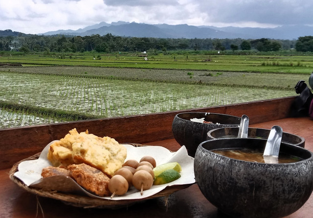 Tempat Makan di Garut Nuansa Bali. Foto hanya sebagai ilustrasi saja, bukan tempat sebenarnya. Sumber: Unsplash/Inna Safa.