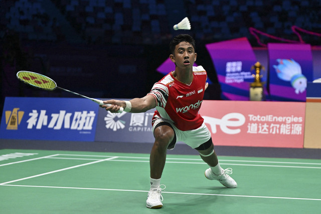 Pebulu tangkis tunggal putra Indonesia Alwi Farhan melakukan pukulan balik dalam pertandingan semifinal tunggal putra di kejuaraan bulu tangkis Piala Sudirman di Xiamen, China, Sabtu (3/5/2025). Foto: Adek Berry/AFP