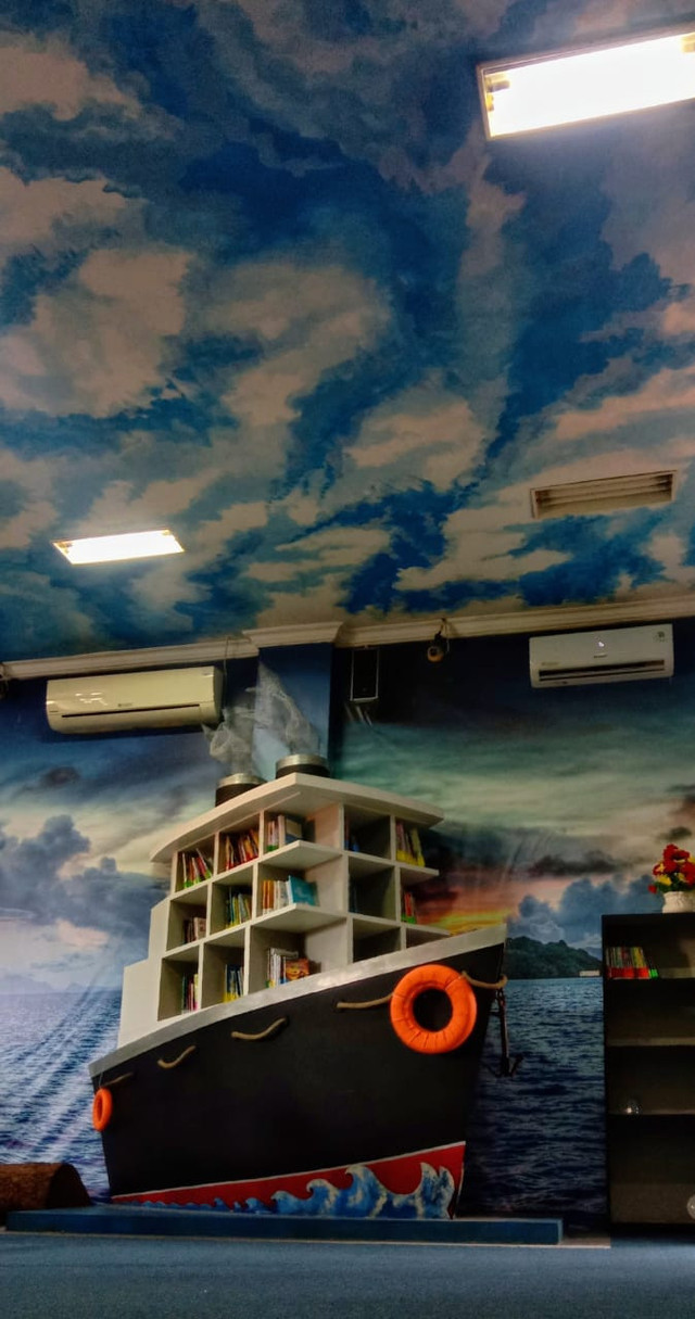 Rak buku berbentuk kapal menjadi ikon unik di perpustakaan MR. Besar Mertokusumo, Tegal. Interior perpustakaan ini dirancang tematik untuk menarik minat baca anak-anak dan menciptakan pengalaman literasi yang menyenangkan. foto: dokumentasi pribadi oleh Titania Nelvi Safira pada 4 september 2023.