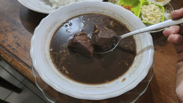 Hidangan rawon, rujak cingur, dan aneka makanan khas Jawa Timur di Kantin Blauran, Cipete, Jakarta Selatan. Foto: Azalia Amadea/kumparan