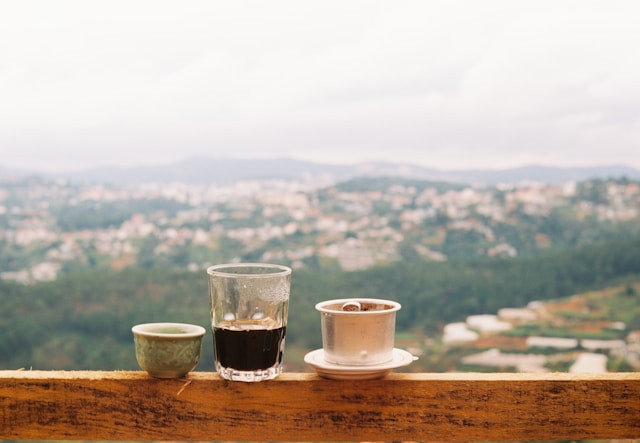 Tempat ngopi di Garut view gunung. Foto hanya ilustrasi, bukan yang sebenarnya. Sumber: Unsplash/Long (lTiga) Nguyen