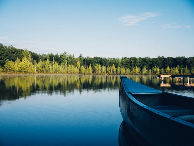 Telaga Menjer. Foto hanya sebagai ilustrasi, bukan tempat sebenarnya. Sumber foto: Unsplash- aaron burden