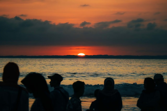 Pantai Sindangkerta. Foto hanya ilustrasi, bukan tempat yang sebenarnya. Sumber: Unsplash/Abdul Ridwan