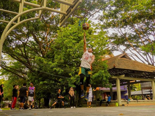 Beberapa mahasiswa komunitas basket eFBees Basketball sedang berlatih di Lapangan Basket Fakultas Bahasa dan Seni, Universitas Negeri Semarang (UNNES). Foto: akun Instagram @efbeesbasketball