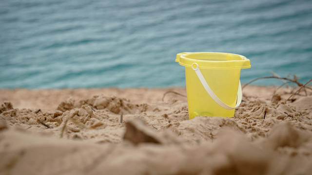 ilustrasi cara menambal ember plastik bocor. sumber: unsplash/courtney moore